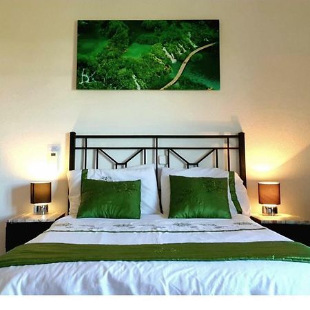Mansion Alhamar - 2 Bedroom, Frontline Beach, Mountain Views, Full Size Pool, Tennis Courts, Close To Shops, On-Site Bar & Chiringuito Sitio de Calahonda Exterior photo