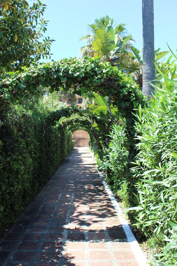 Mansion Alhamar - 2 Bedroom, Frontline Beach, Mountain Views, Full Size Pool, Tennis Courts, Close To Shops, On-Site Bar & Chiringuito Sitio de Calahonda Exterior photo